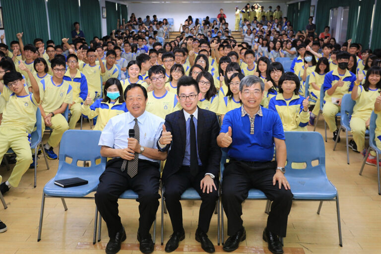 中市新聞局長蒞臨弘文中學演講 勉學生勇敢往熱衷方向前進 加倍努力證明實力