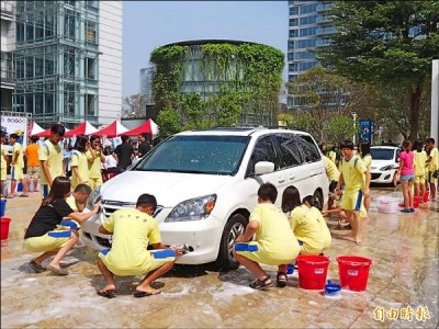 〈中部〉募款助聽損兒 260生捲袖洗車