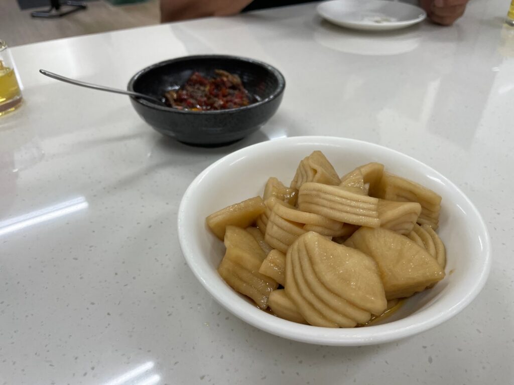 精心製作
特製醃料
港式烤鴨
蜂蜜麥芽醋水
川燙烘乾
酥脆雞皮
多汁雞胸肉
義大利烤箱
品質一致
烤雞製作過程