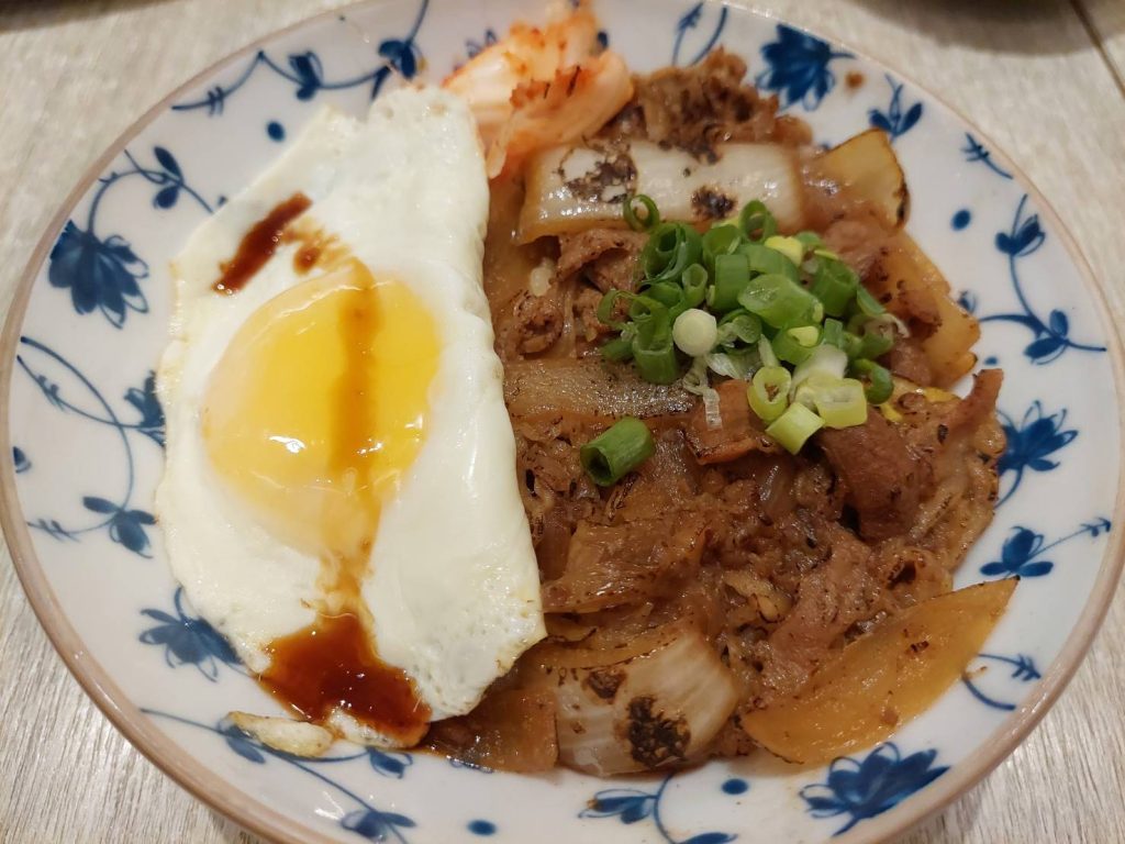 竹北平價小吃美食：探索食在燒與木木食堂的美味之旅