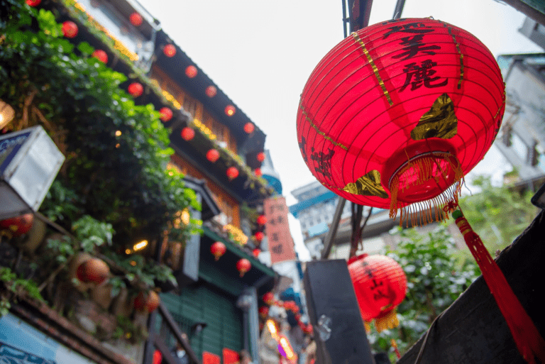 台灣最值得去的地方：九份老街必吃小吃與山城美景