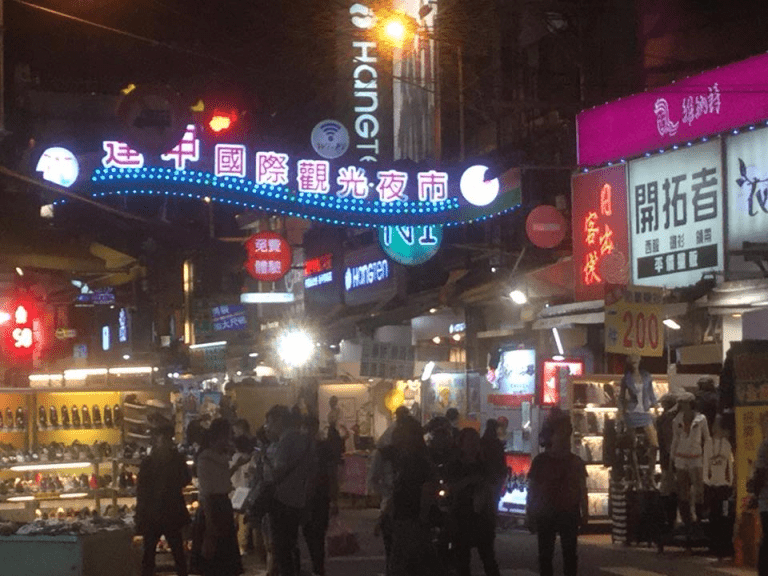 彩虹眷村拍照熱點與逢甲夜市美食：中南部兩天一夜行程安排