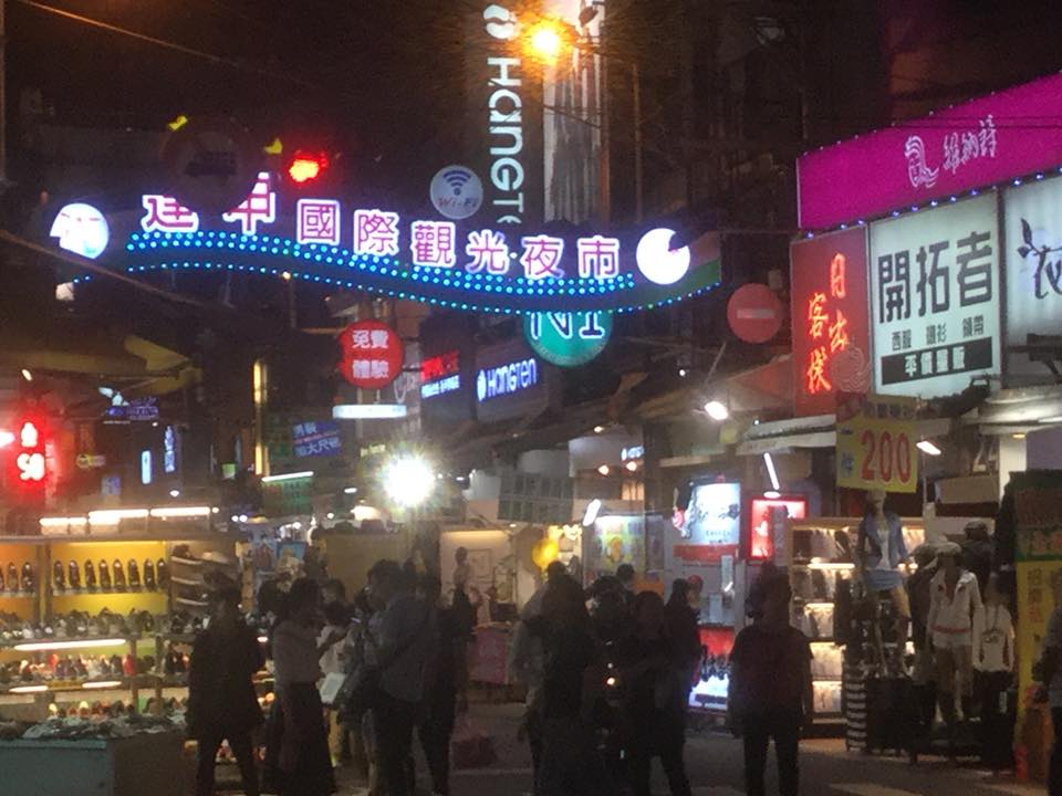 彩虹眷村拍照熱點與逢甲夜市美食：中南部兩天一夜行程安排