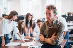 為何年輕人不想當主管？職場世代差異正在改變工作文化