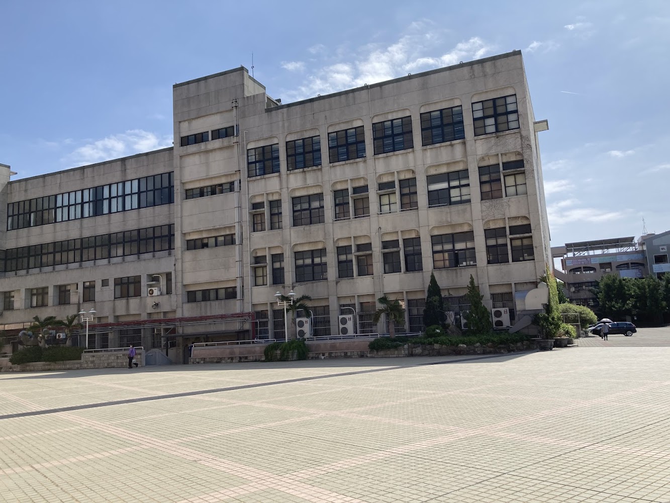 致用高中2026領導更迭！陳添旺榮退、鄒紹騰接任，開啟國際產學新佈局